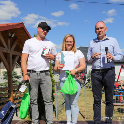 Od lewej: Piotr Mierzejewski, Paulina Mierzejewska, Marek Karczewski - Sołtys. Fot: Krzysztof Chojnowski